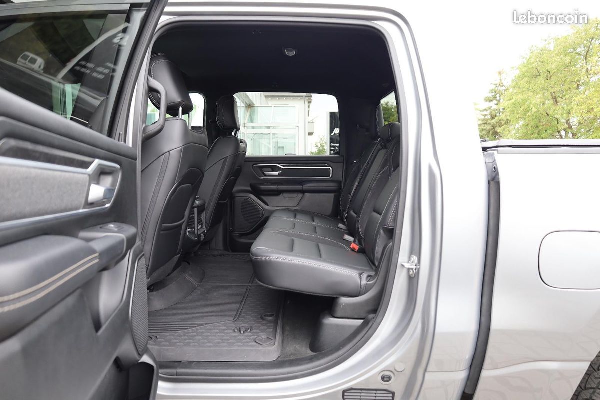 Dodge RAM 1500 5.7 HEMI V8 401ch Big Horn 4x4 Crew Cab | GPL • Attelage • Caméra de recul (image 4)