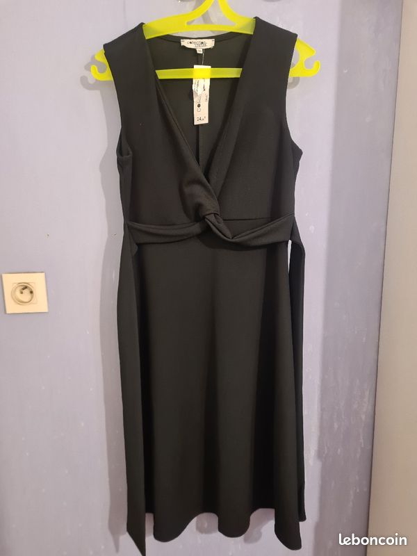 Robe noire avec noeu (image 1)