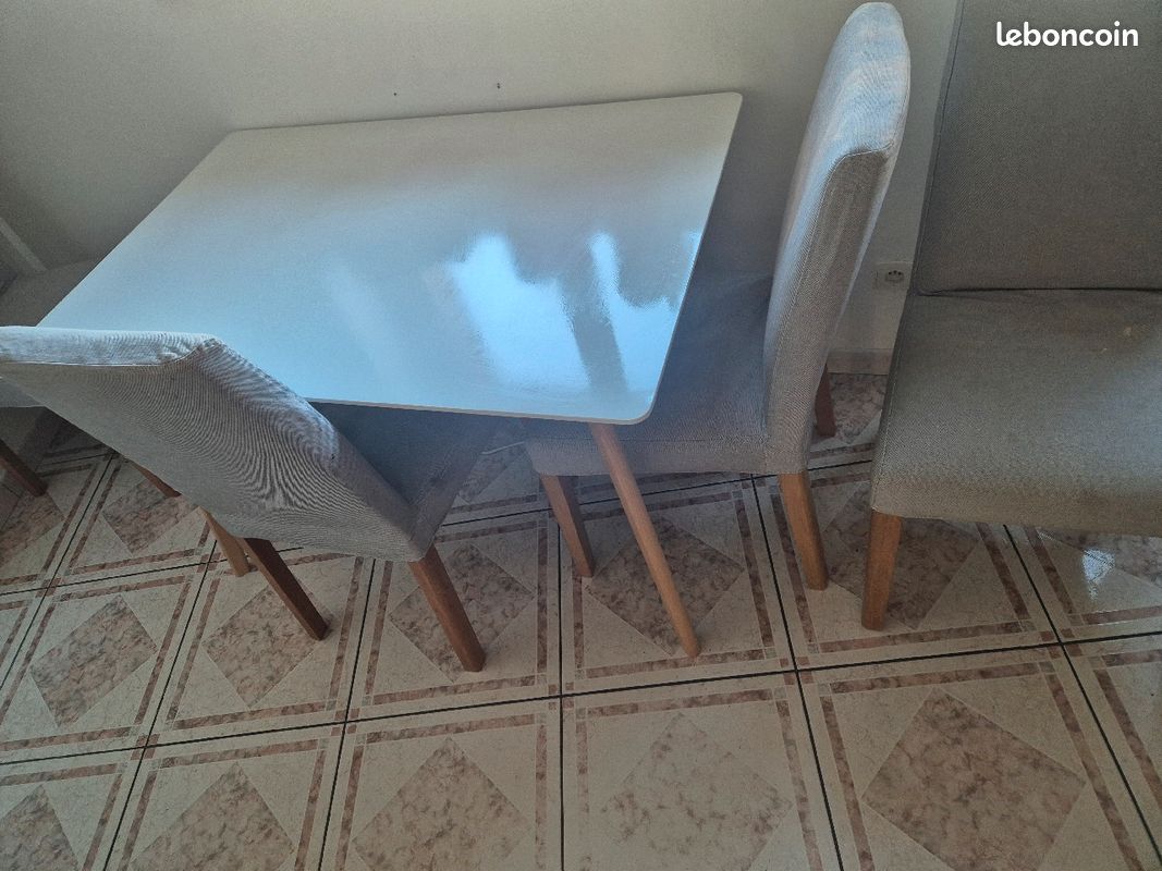 Table et 4 chaises (image 2)