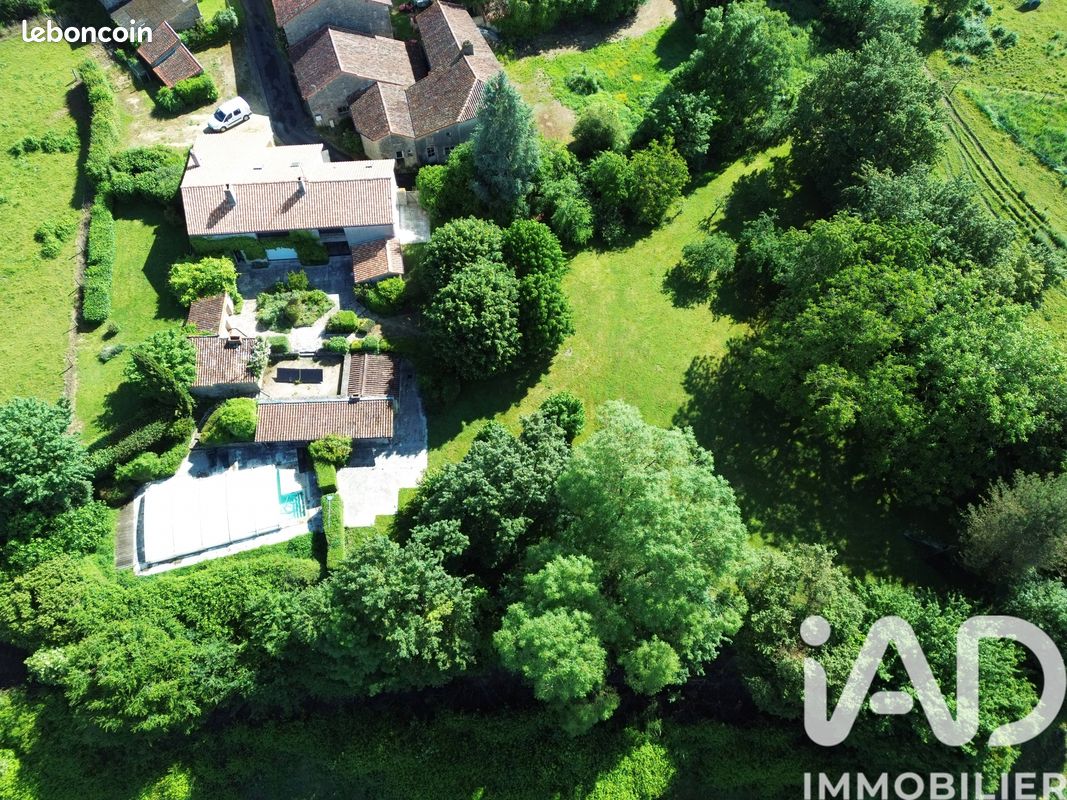 Maison 4 pièces 214 m² · à Joussé · 214 m² · 299 000 €