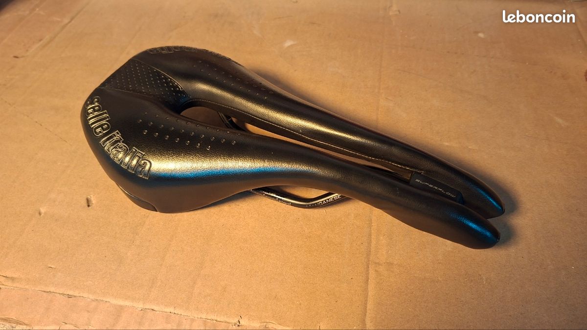 Selle De Vélo Selle Italia Novus SuperFlow - Pour Endurance - Taille Middle - Noire - Neuve