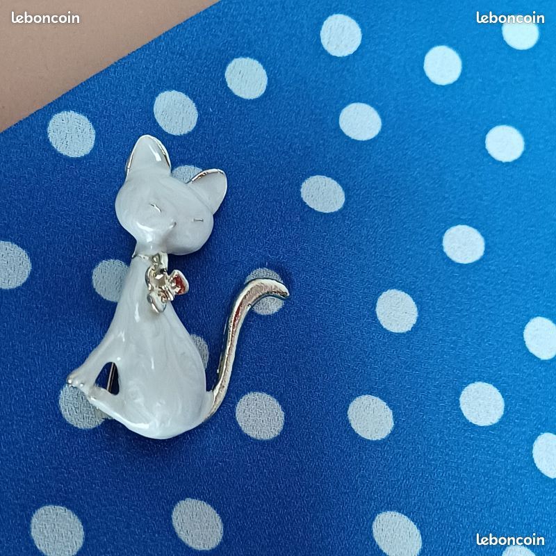 Broche Pendentif Chat Blanc Sous Parapluie Bleu - Bijoux Des Lys, Neuf Avec étiquettes !