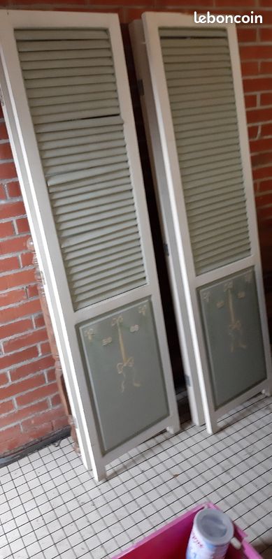 Vends 2 paravents en bois avec décor peint à la main 1m90 de haut, 1m50 de long en 3 panneaux (image 1)