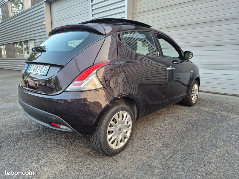 Lancia Ypsilon - 0.9 TwinAir 85 CH - Black&Red (image 4)