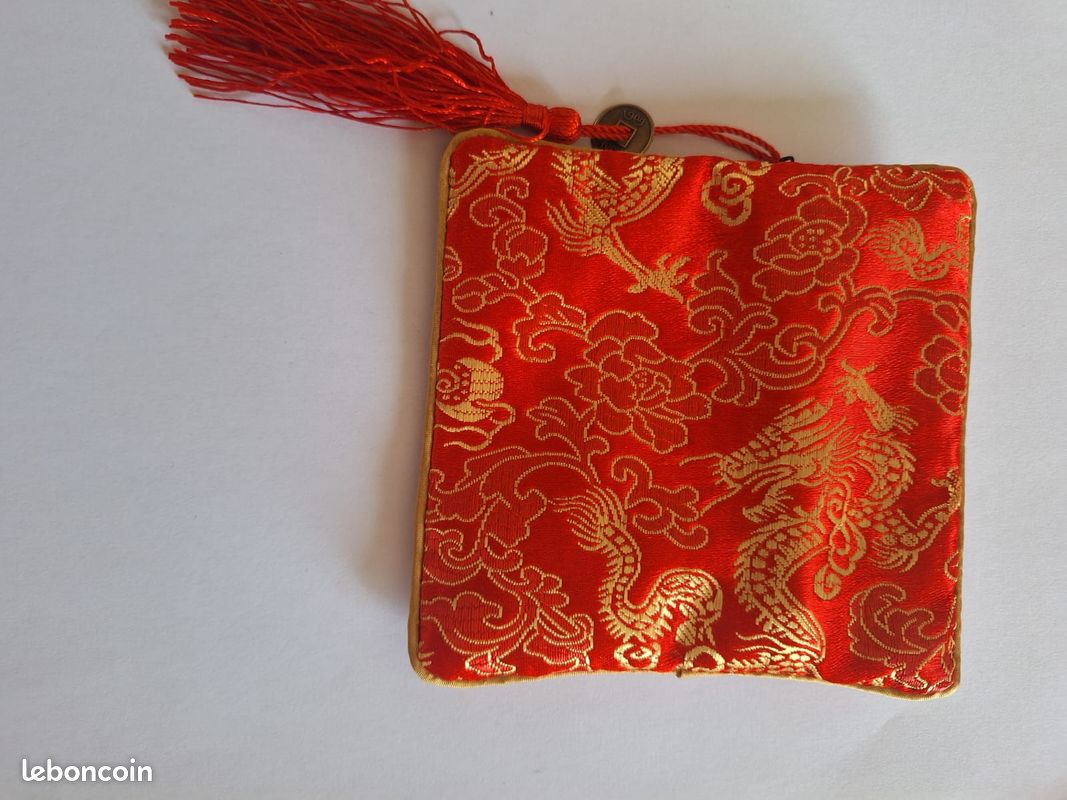 Pochette rouge motif fleurs (image 1)