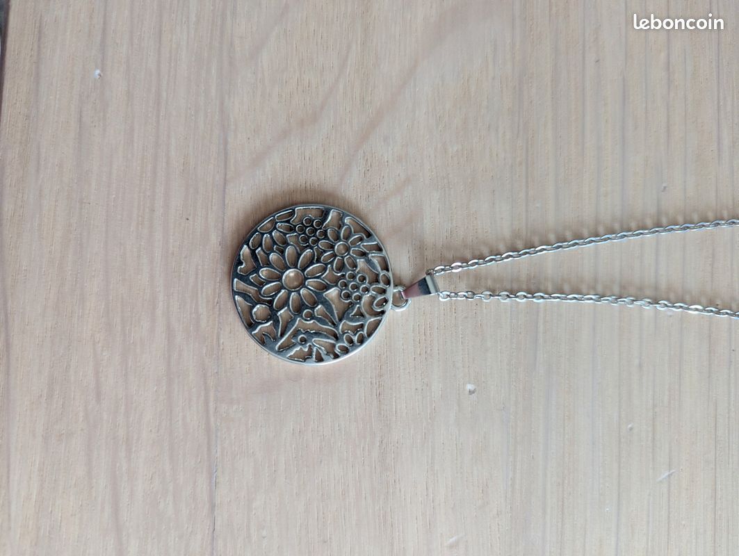 Collier (image 1)
