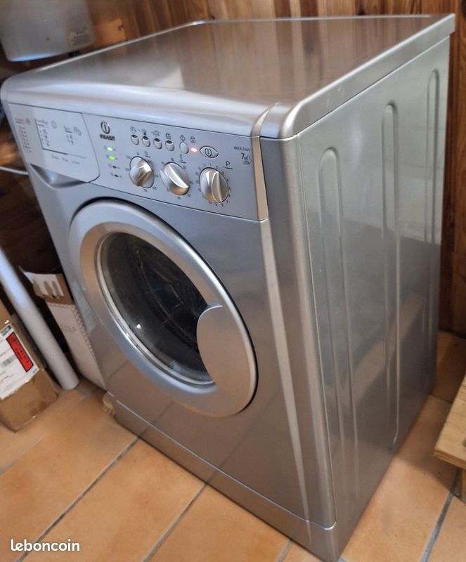 Lave-linge/ Machine à laver hublot Indesit de couleur Silver/argent 7 KGS (image 2)