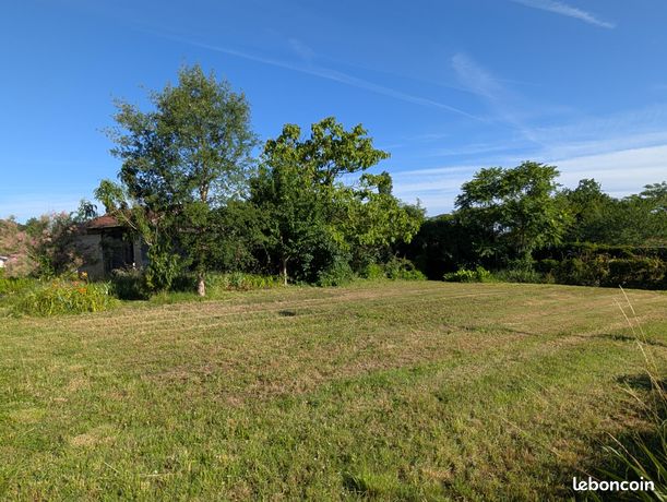 Terrain constructible 1452 m² avec grange | Proche école et transport scolaire | Accès rapide autoroute