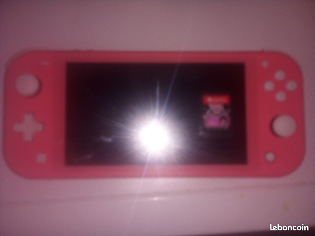 Bonjour je vends une Nintendo Switch lite rose en bonne état+ un jeux LOL suprise pour fille (image 1)