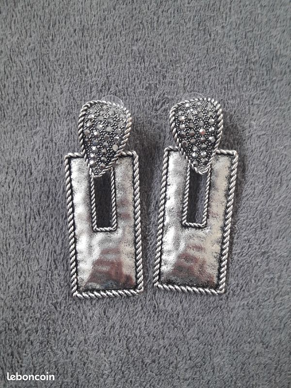 Boucle d'oreille fantaisie pendante (image 1)