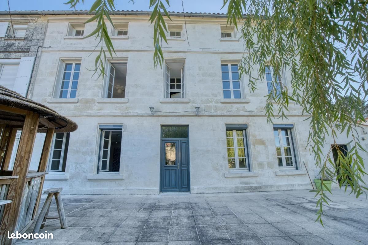 Maison 8 pièces 250 m² · à Saintes · 250 m² · 396 000 €