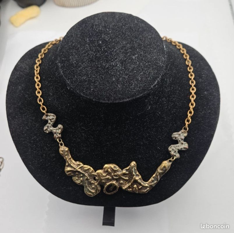 Collier ras de cou en acier pendentif boule