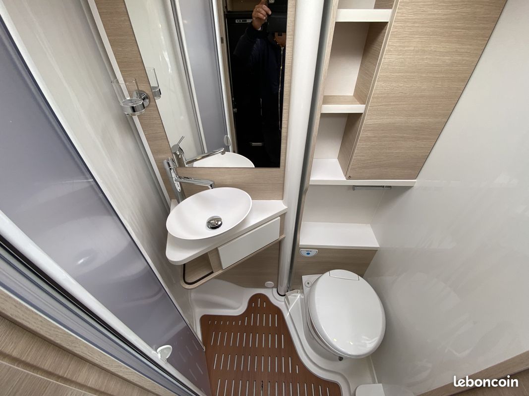 Profilé Compact RAPIDO C50 –140 CV- Boite Auto. - 6.59 m sur 2.17 de large, 2.75 de haut – SKYDOME en verre - Lits central – Douche vario - Truma D6 EH (gasoil/220V). Remise exceptionnelle de 4 935 (image 7)