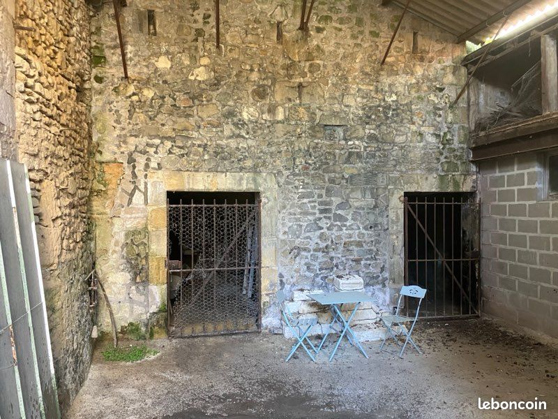 Hangar avec caves à louer · à Azay-le-Rideau · 100 €