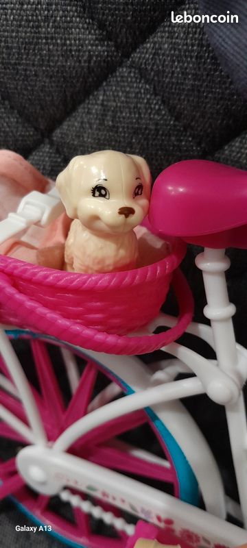 Fausse barbie sur son vélo avec bébé et chiot (image 1)
