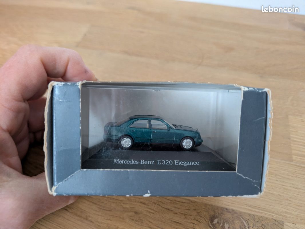 Miniature Mercedes-benz E320 Élégance.
Achetée à l'usine Mercedes de Stuttgart en 1997
Voiture sur son socle
Boite frottée (image 1)
