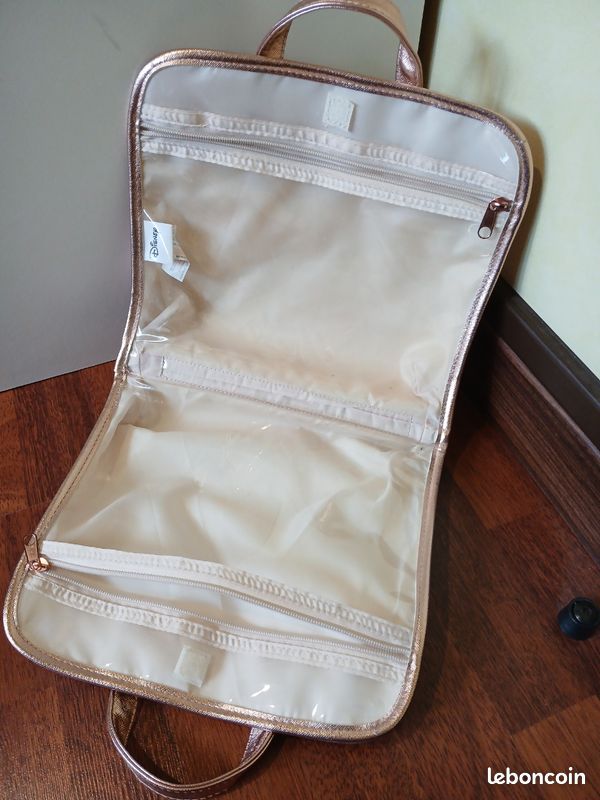 Lot sacs Winnie L'ourson : une trousse de toilettes et une pochette bandoulière (image 2)