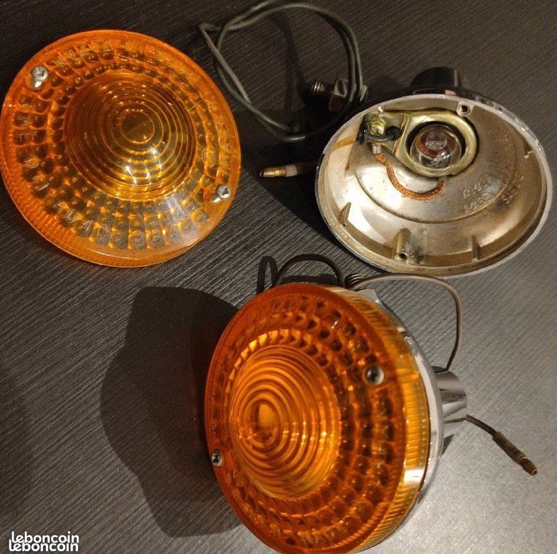 Clignotant Avant Gauche Compatible Motor Hispania KN1 125 — Marque V PARTS, Référence 7288, Neuf Avec étiquettes