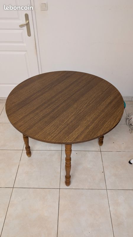 Table et deux chaises (image 1)