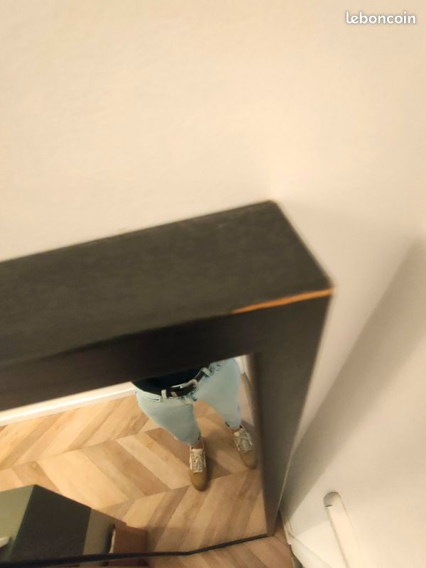 Miroir Ikea noir
40*160cm
Abîmé dans les coins (image 3)