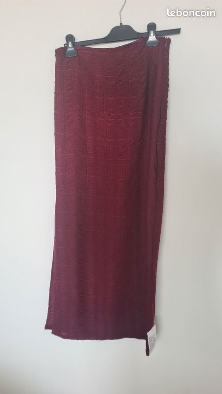 Jupe longue neuve
Couleur bordeaux
Taille 38
A venir récupérer à Petite île (image 5)