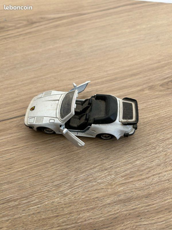 Voiture miniature Porsche blanche 911turbo cabriolet 1/36 (image 2)