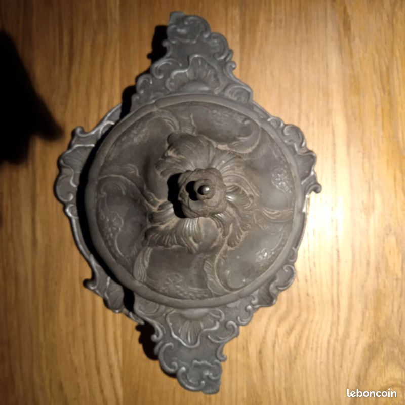 Ancien plat écuelle bol à oreilles pot couvert avec son assiette en étain Varido 1751 (image 2)
