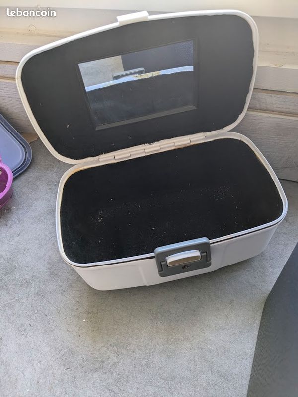 Vanity case (image 3)