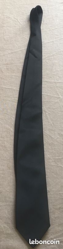 Cravate noire unie (image 2)