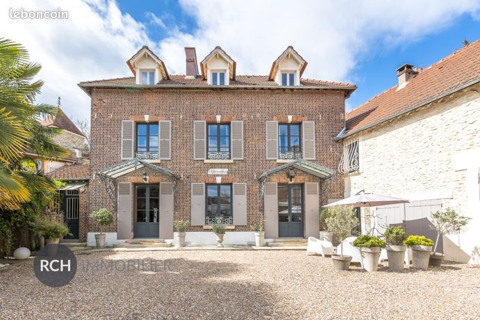 Maison 7 pièces 230 m²