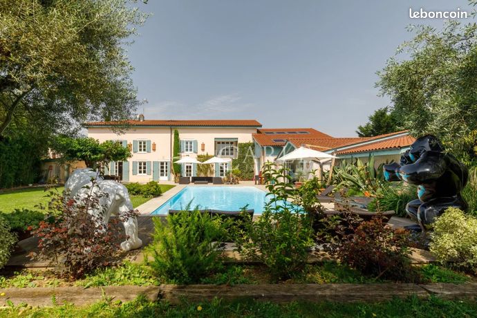 Maison 9 pièces 234 m²