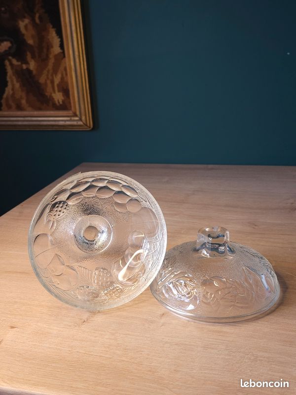 🍇 Bonbonnière ancienne sur pied en verre moulé – Décor fruits & feuillage (image 3)