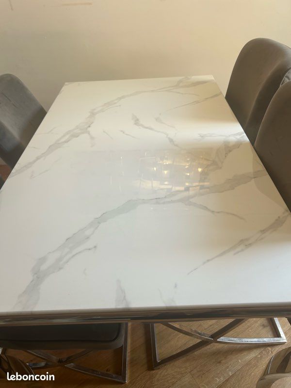 Magnifique table plus 4 chaise don une abîme (image 3)