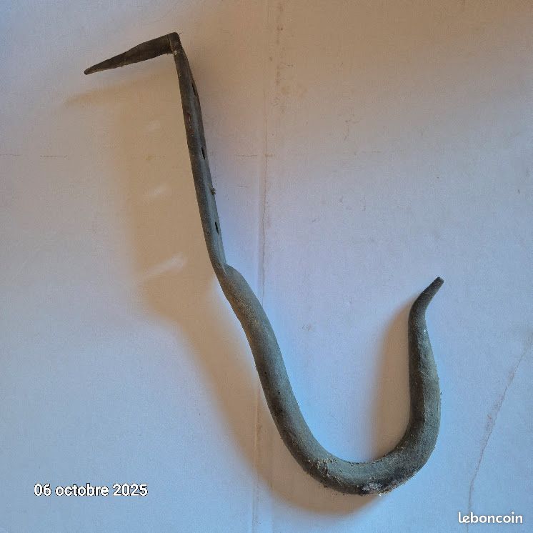 Lot de 2 crochets de couvreur pour échelle de toit en zinc , avec une pointe Crochets anciens zingués et massif, et neufs Longueur 35 cm diamètre 2 cm Vendu en lot (image 3)