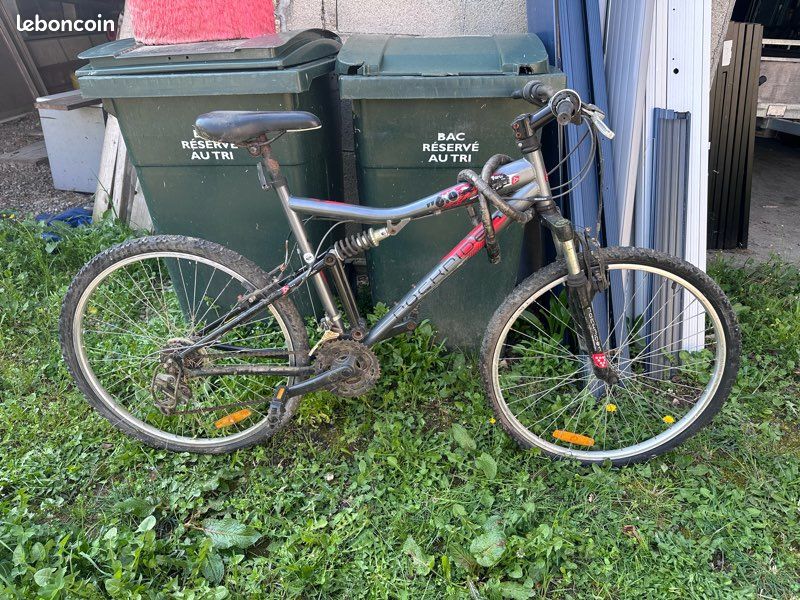 Vélo Ancien Des Années 1900 Avec Pédales - Vélo De Course Ou Ville - Restauration