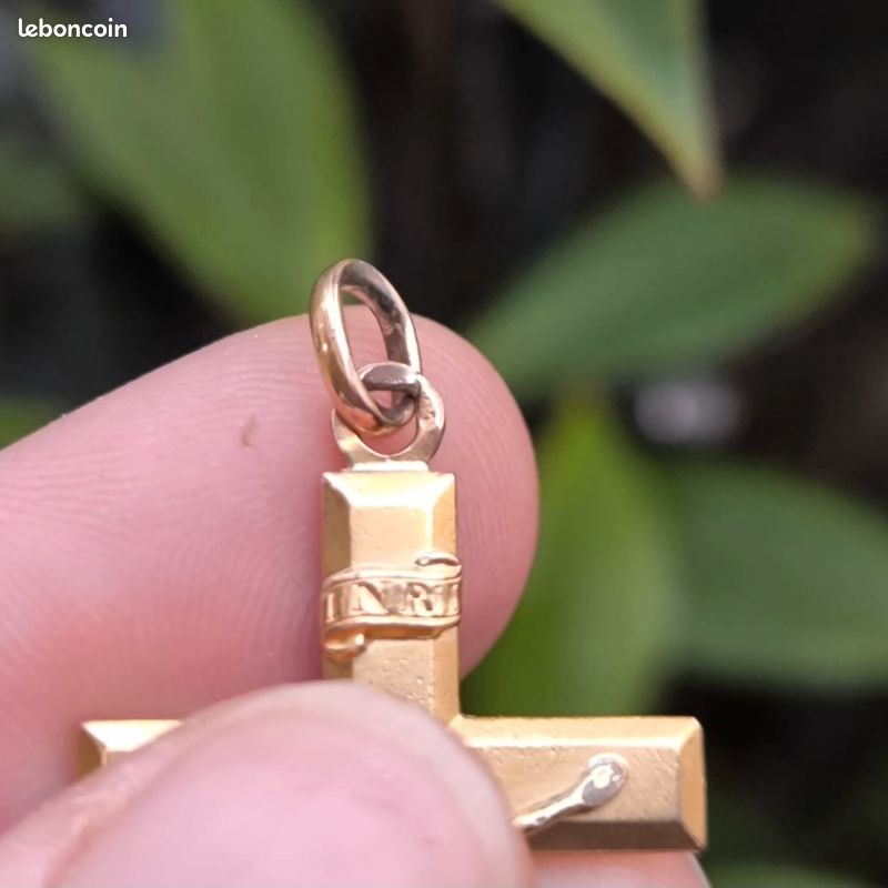Pendentif Croix En Plaqué Or - élégant Et Brillant - Bijou Parfait Pour Un Cadeau