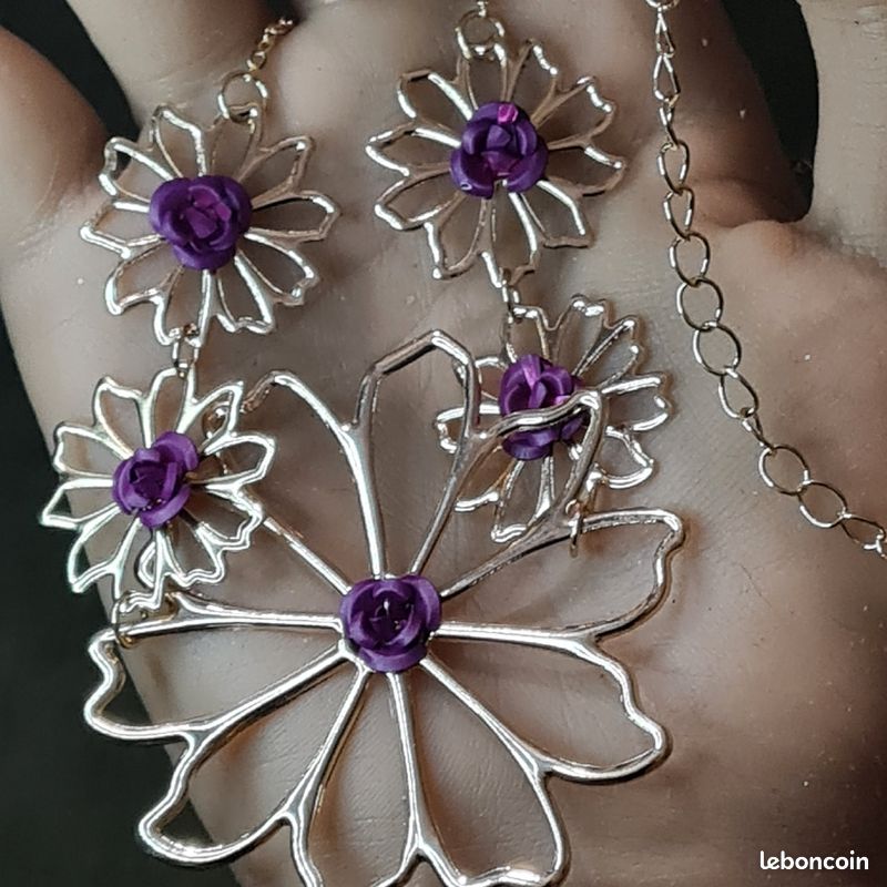 Boucles d'oreilles et collier assorti style florale (image 2)