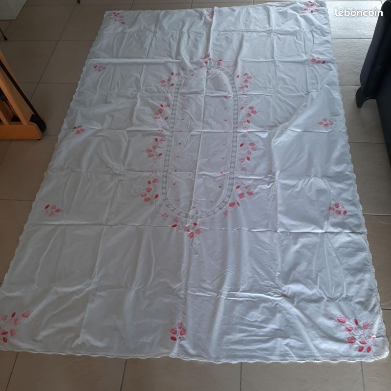 Grande Nappe Rectangulaire Brodée Main - Coton - 166x256 Cm - Motif Floral Classique