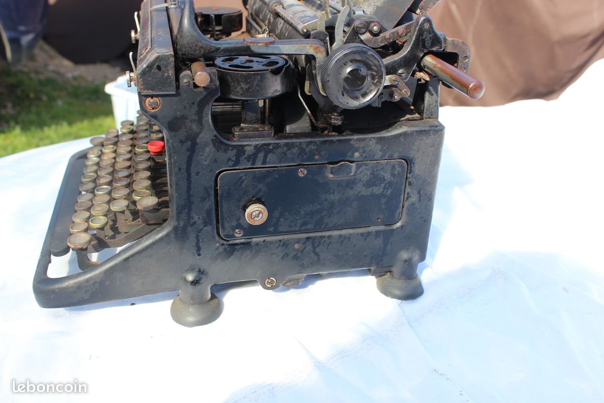 Vieille Machine à écrire Rétro Sur Une Table En Bois Noire Sur Fond De