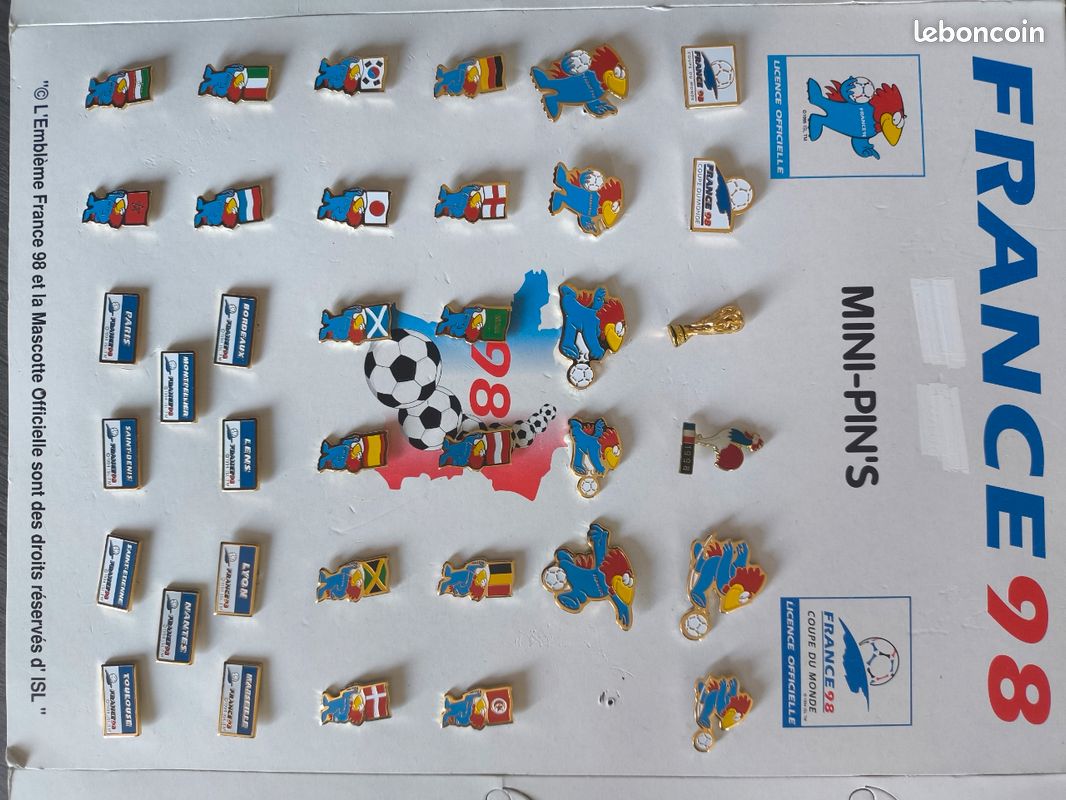 2 Pins Anciens Trophée Coupe Du Monde De Football - Équipe Nancy, Origine France