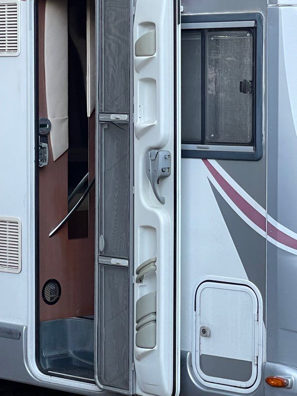 Porte de camping car Fleurette avec moustiquaire - Équipement