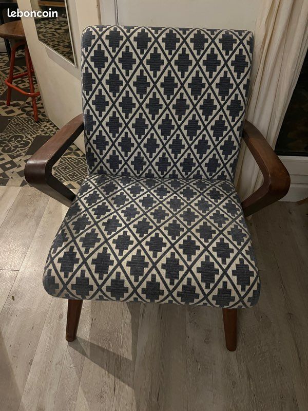 Fauteuil design en hêtre et tissu bleu motif losange (image 1)