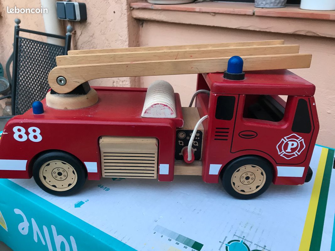 Camion de pompier en bois (image 9)