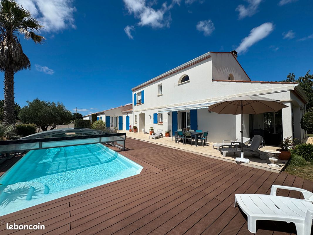 Maison 9 pièces 230 m² · au Gua · 230 m² · 673 700 €