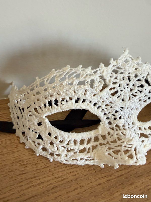 Masque souple vénitien blanc dentelle à paillettes (image 3)