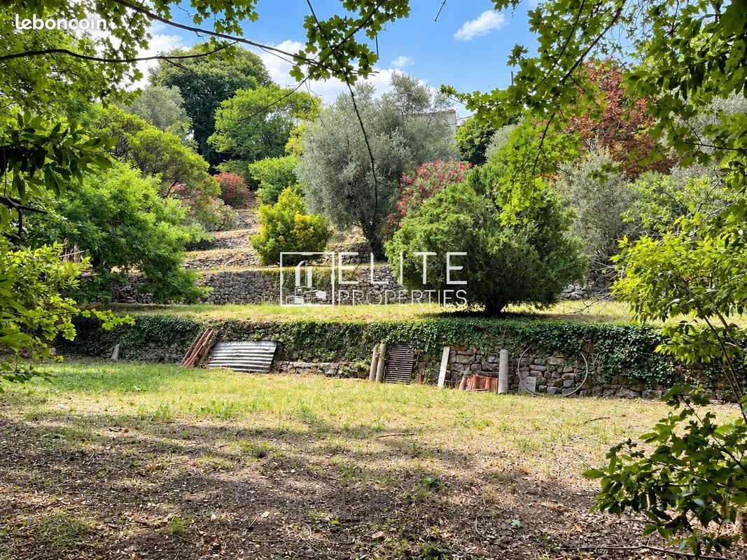 Terrain 2009 m² · à Grasse · 2 009 m² · 229 000 €
