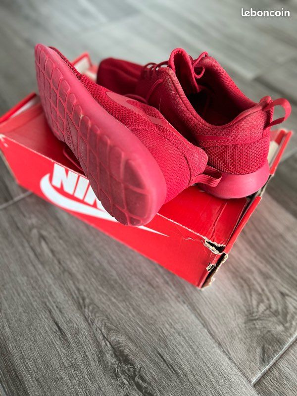 Athletic Sneakers Nike Roshe Run Homme Rouge Nike Roshe Run Triple
