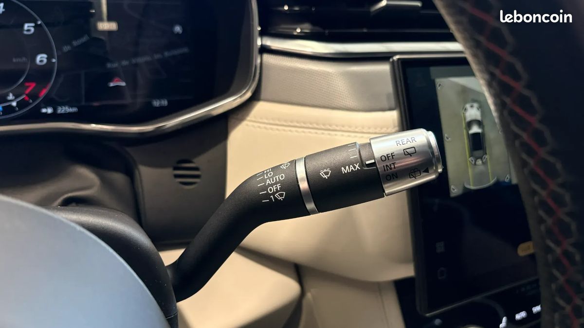 Jaguar F-Pace SVR 5.0 550ch 4x4 - Rare Phase 2 - Toit ouvrant - Son Meridian - Sièges AV/AR et volant chauffants (image 27)