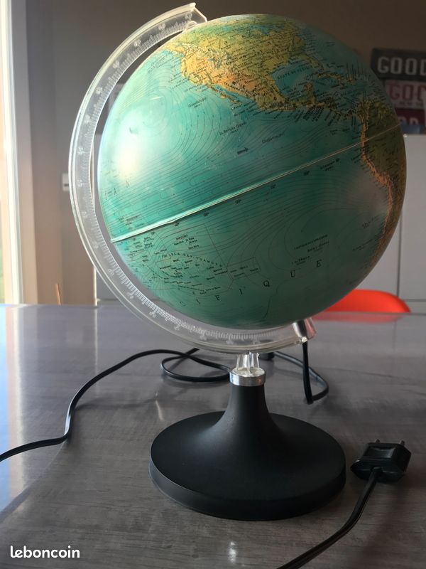 Globe terrestre lumineux (image 2)