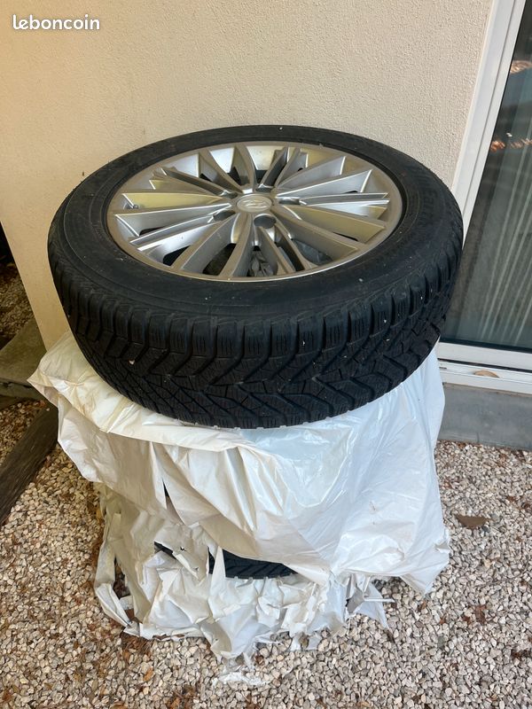 Pack. Roues /. Pneus. Hiver Kona 215/55 R17 (image 1)